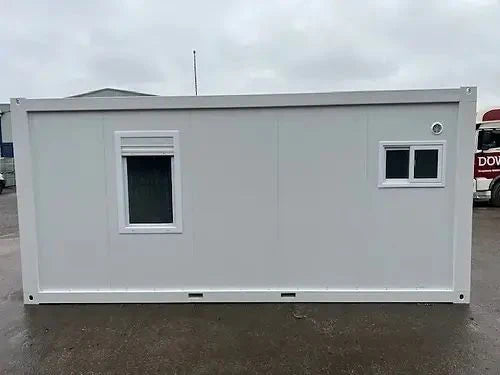 Container aménagé en bureau avec salle de bain et espace de rangement