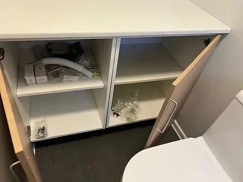 Container aménagé en bureau avec salle de bain et espace de rangement