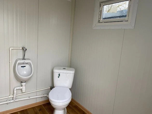 Cabine de toilettes avec double cabine