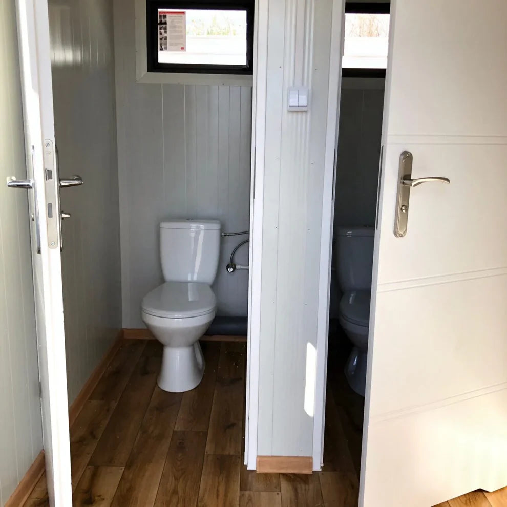 Conteneur en panneaux sandwich avec toilettes, 6,00×3,00